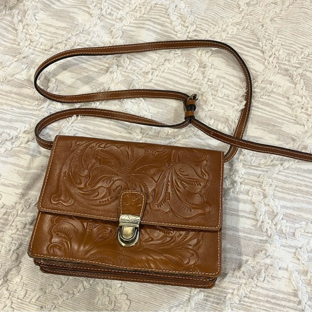 Absolutely flawless EUC Patricia Nash Tooled Crossbody with removable straps